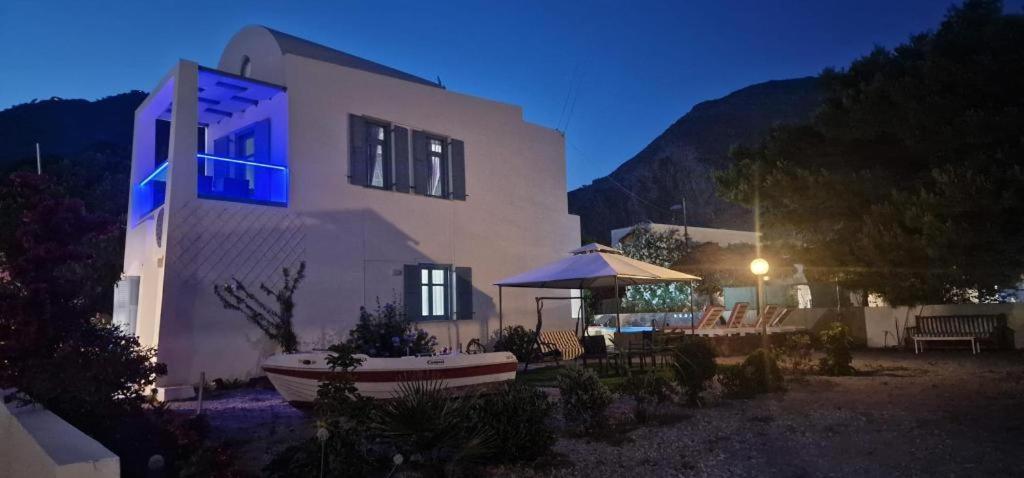 Located By The Sea One Beachfront Private Captain Lazaros Pool Villa With Loft In 750Sqm Spacious Private Plot-Jacuzzi-Sunrelax-Furnished Terace-Gazebo-Private Parking,Sleep 3 Adults And 2 Children, Just Steps From The Black Beach-Seaview เปริสซา ภายนอก รูปภาพ